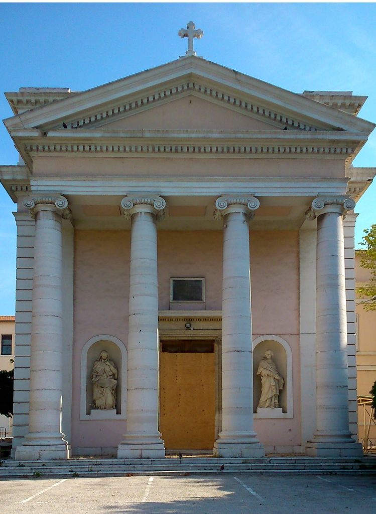 statues et façade de la chapelle de l'hôpital Chalucet à Toulon, ancien hospice de la charité