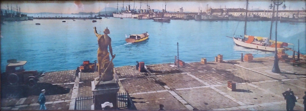 vue colorisée avant-guerre de la vielle darse de Toulon, prise de l'Hôtel de Ville avec le génie de la navigation de dos